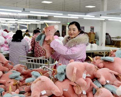 砀山 工厂开在家门口 “富民强镇”促振兴